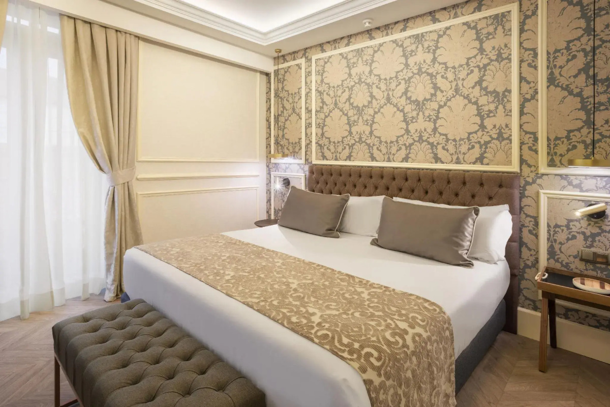 Catalonia Las Cortes Hotel