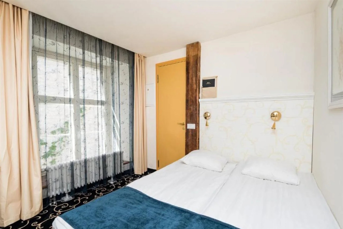 Отель Meriton Old Town Garden