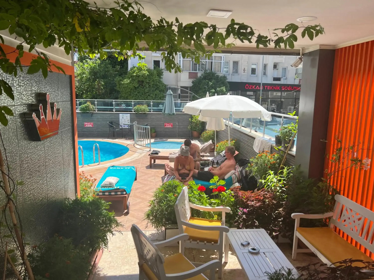 Cleopatra King Apart