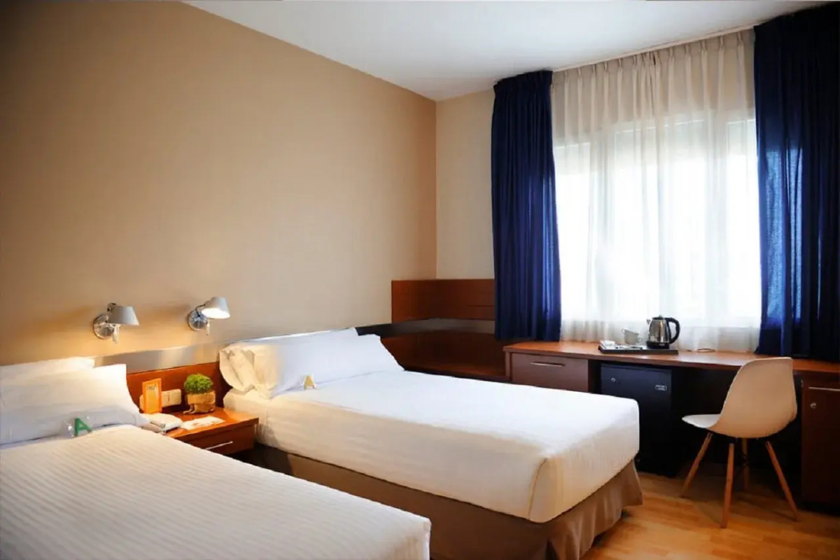 Отель Tres Torres Atiram