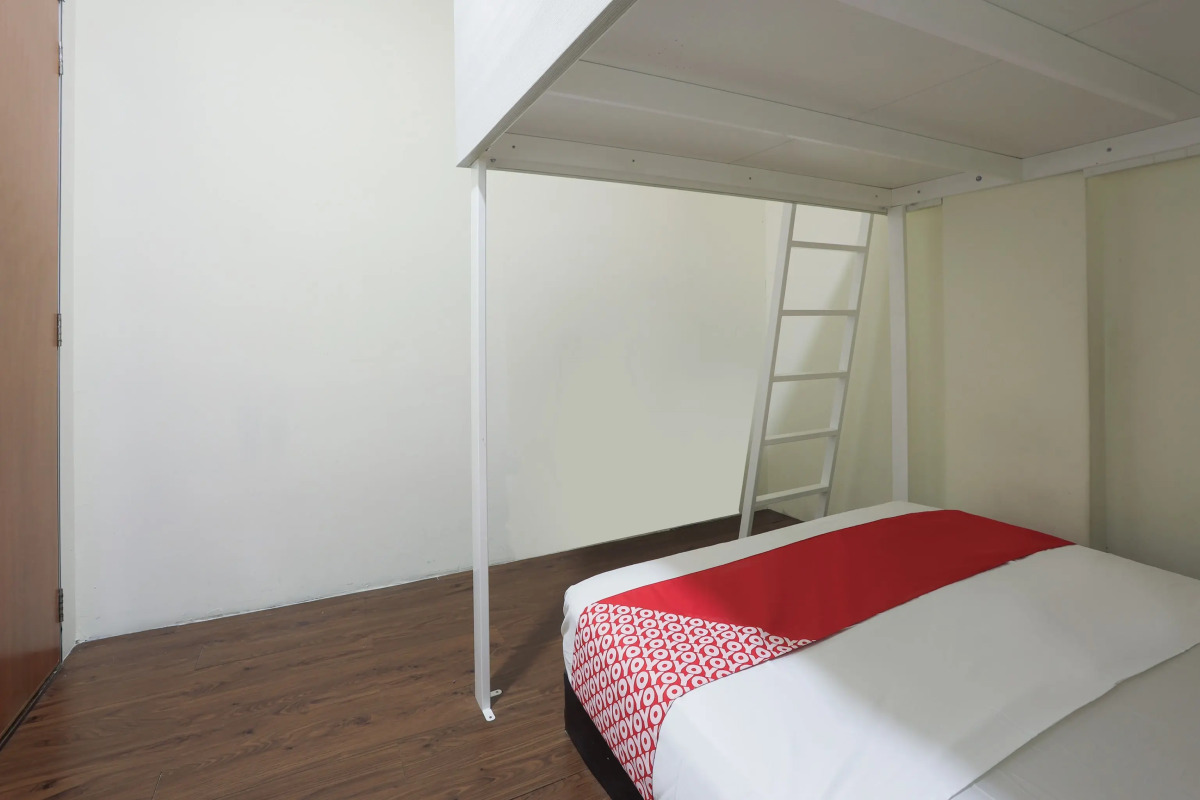 SPOT ON 90236 Zigzag Travellers Home - Hostel