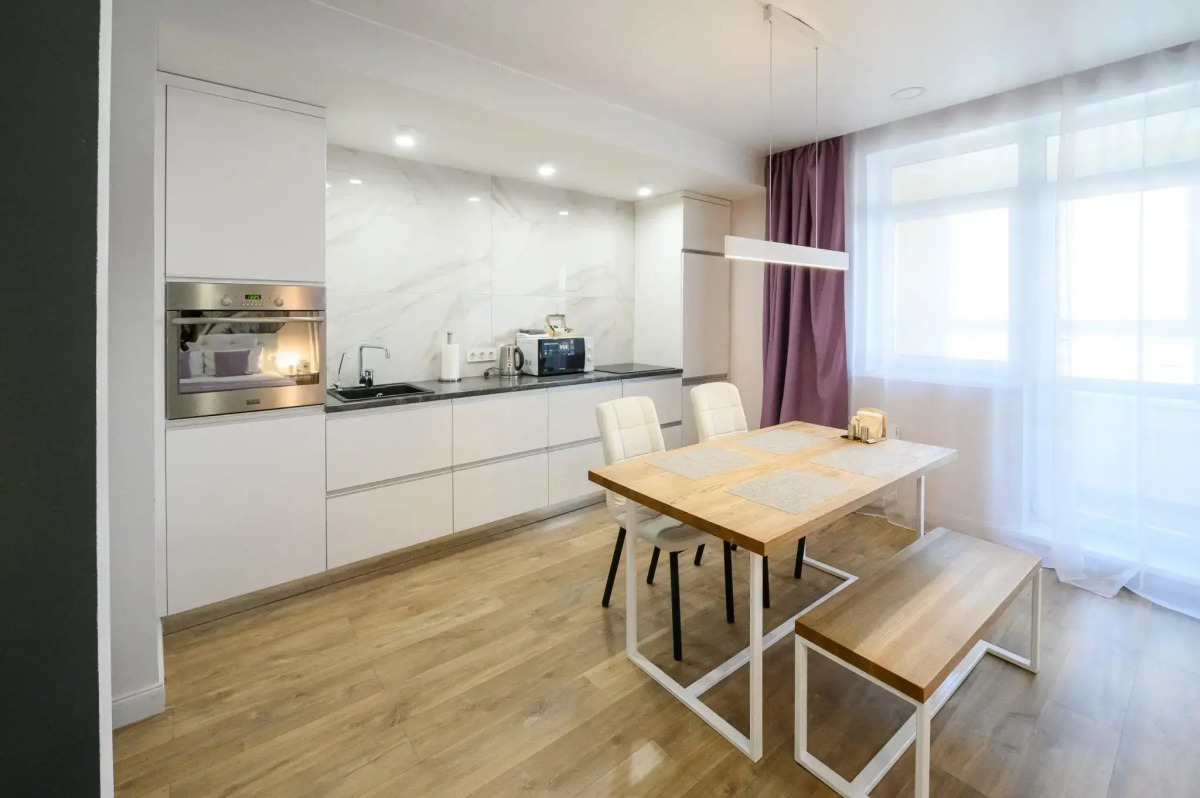 Абри Люкс на Революции, 24