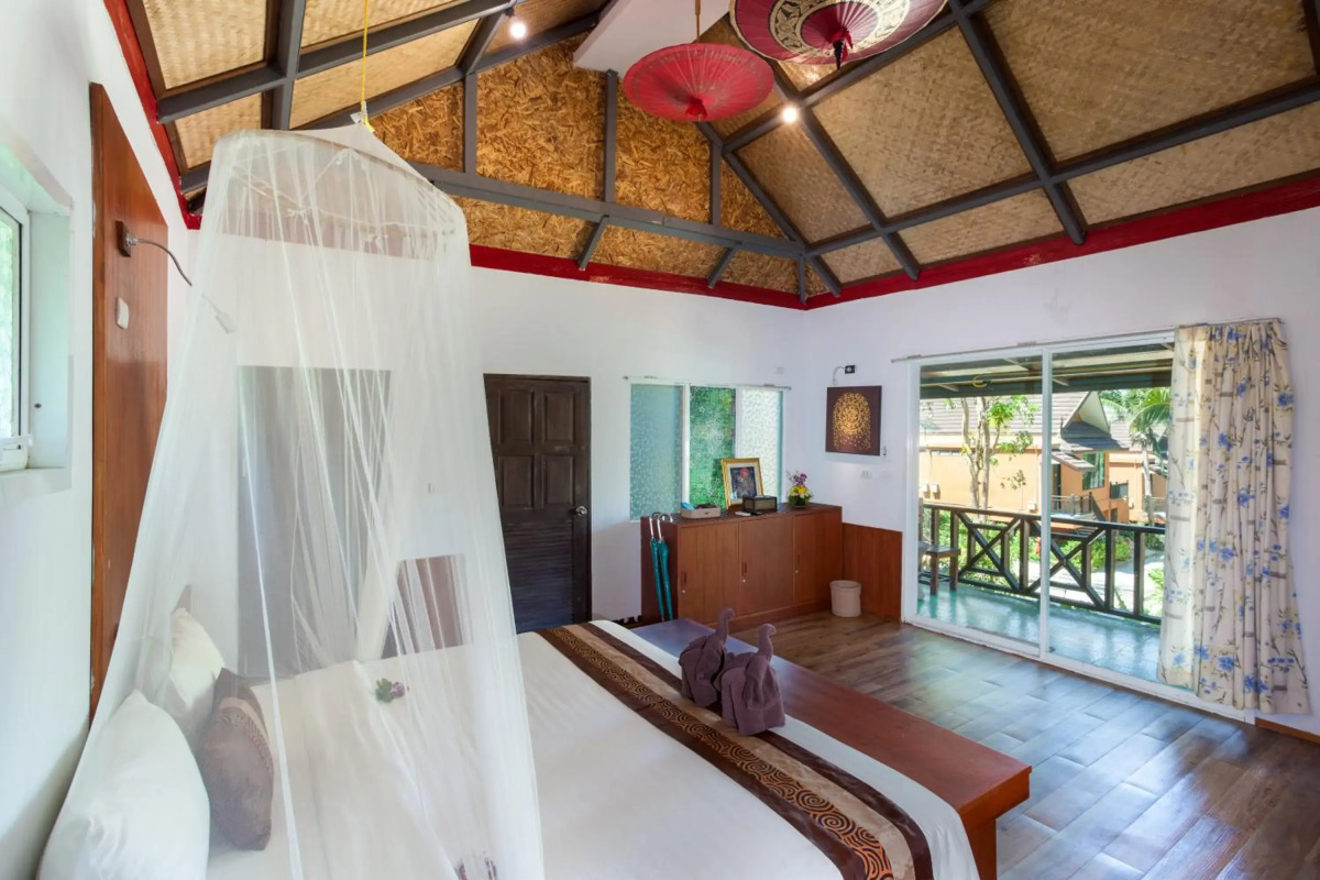 Phi Phi Long Beach Resort & Villa