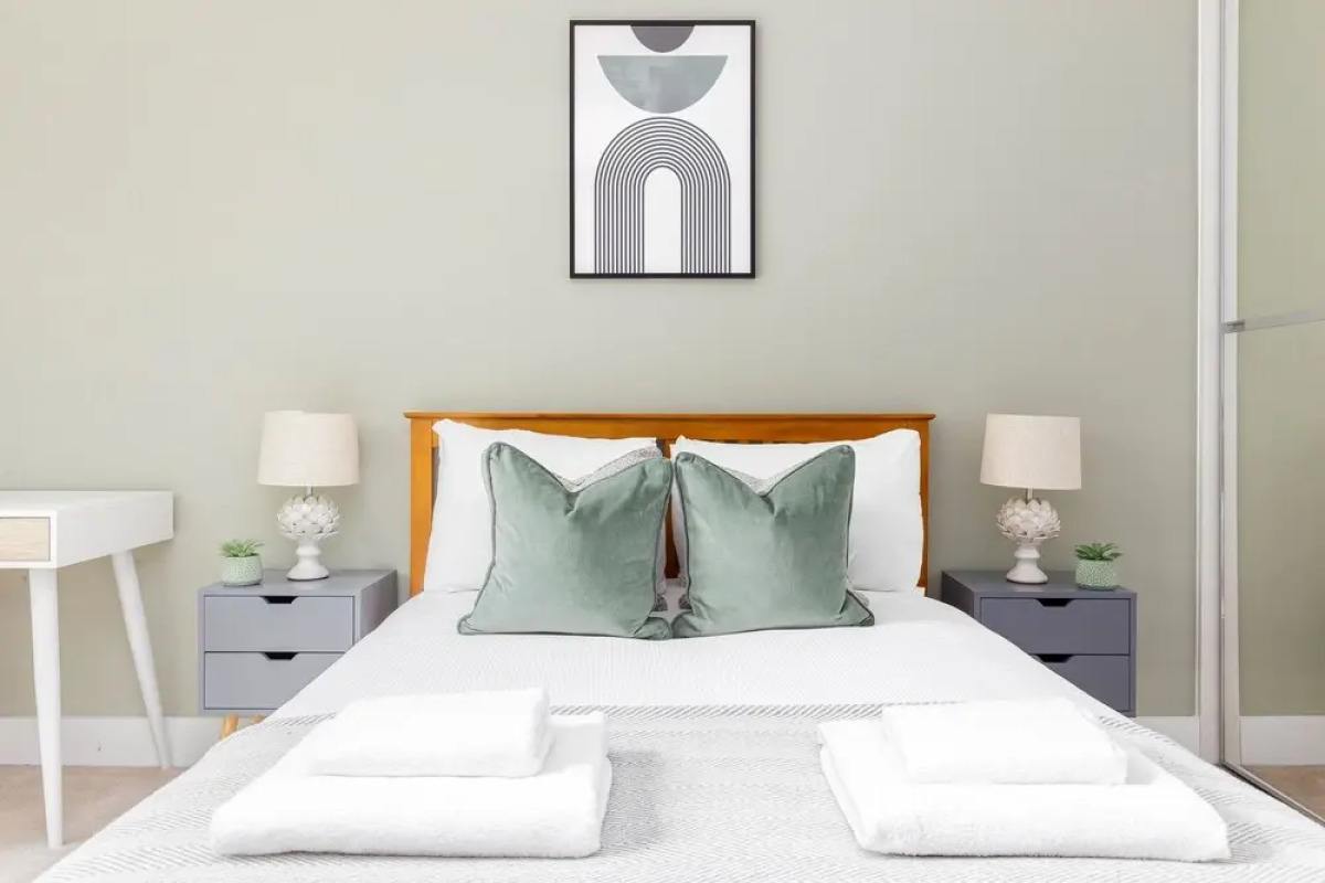 Luminous 2 Bed Balcony Flat in Islington