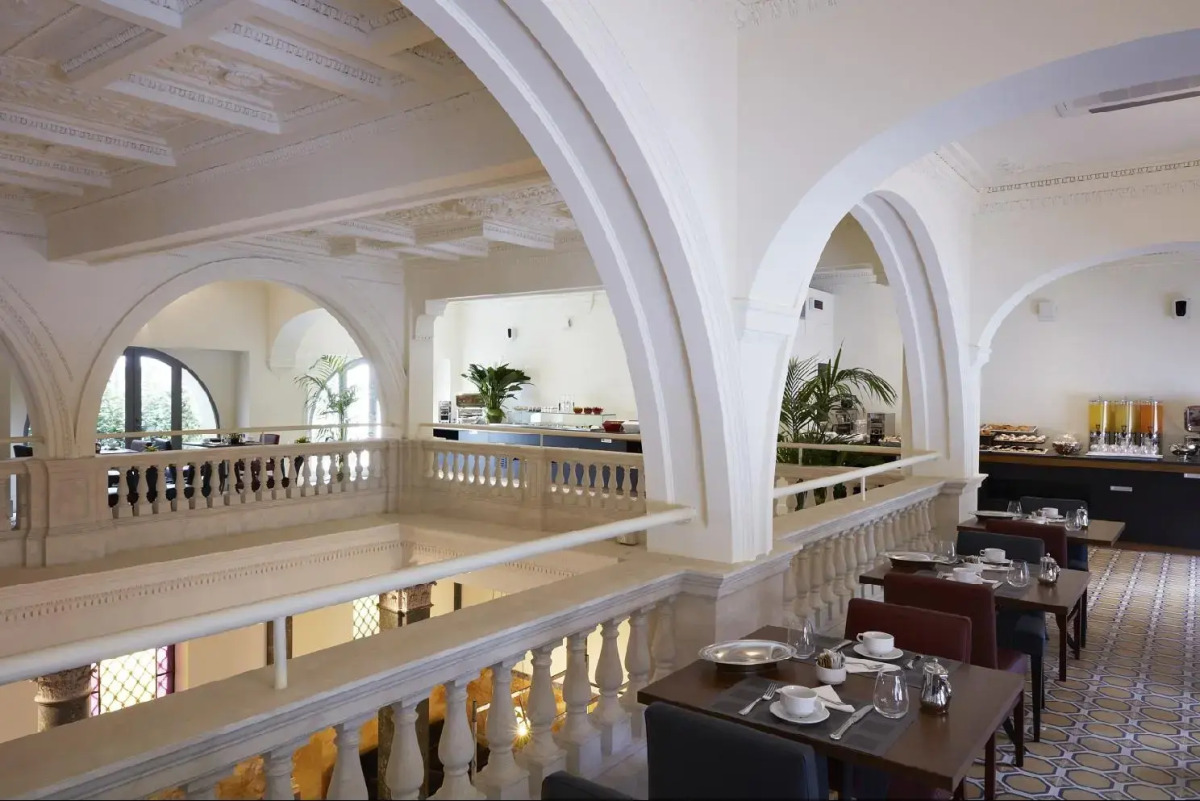 Отель The Building