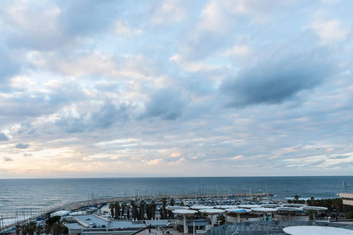 Sea Side by Zvieli Hotels