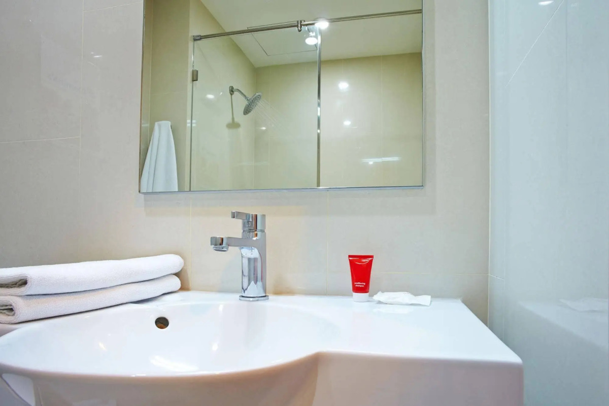 Red Planet Makati Amorsolo