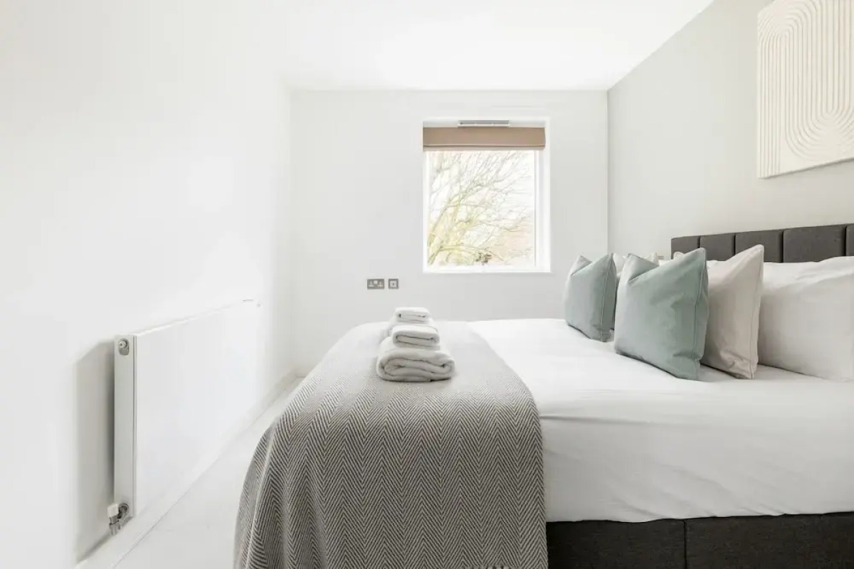 Luminous 2 Bed Balcony Flat in Islington