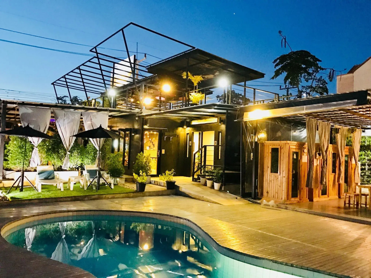 1715 House - White Rhino