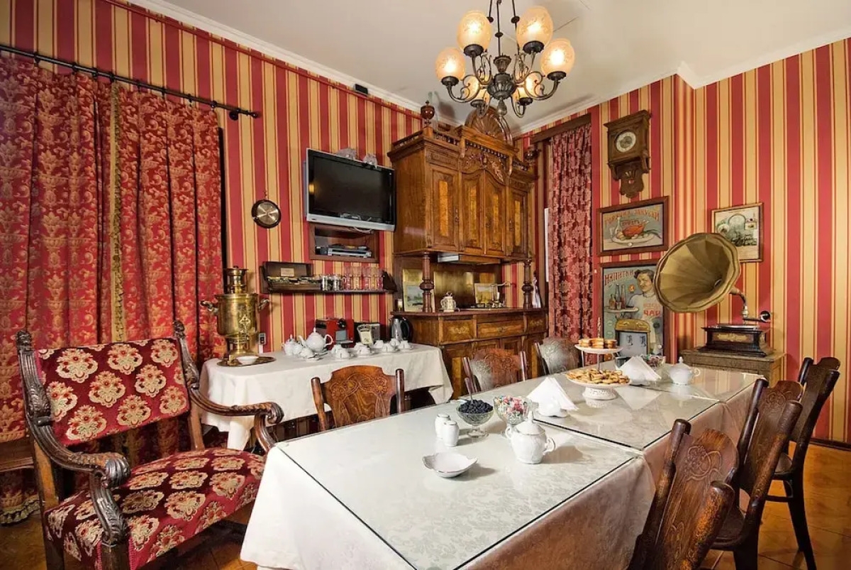 Friends Rooms on Vosstaniya