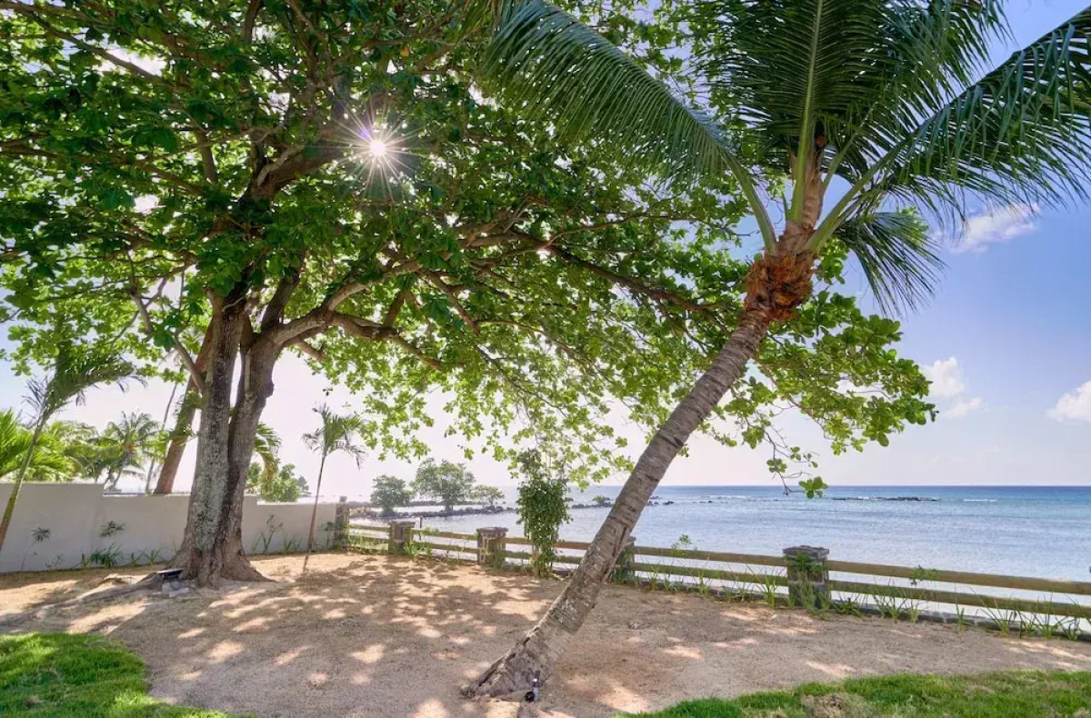 Les Estivales Beachfront Suites & Penthouses with LOV