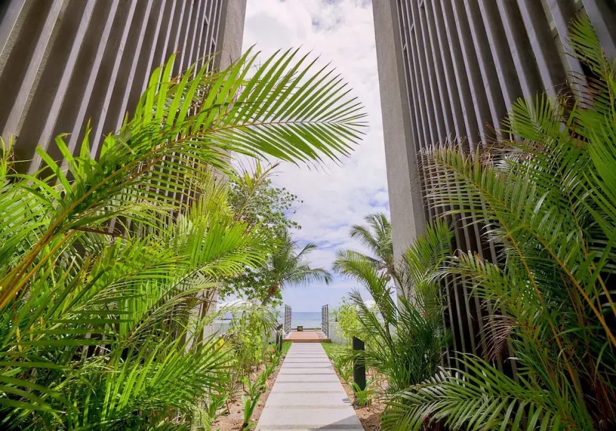 Les Estivales Beachfront Suites & Penthouses with LOV