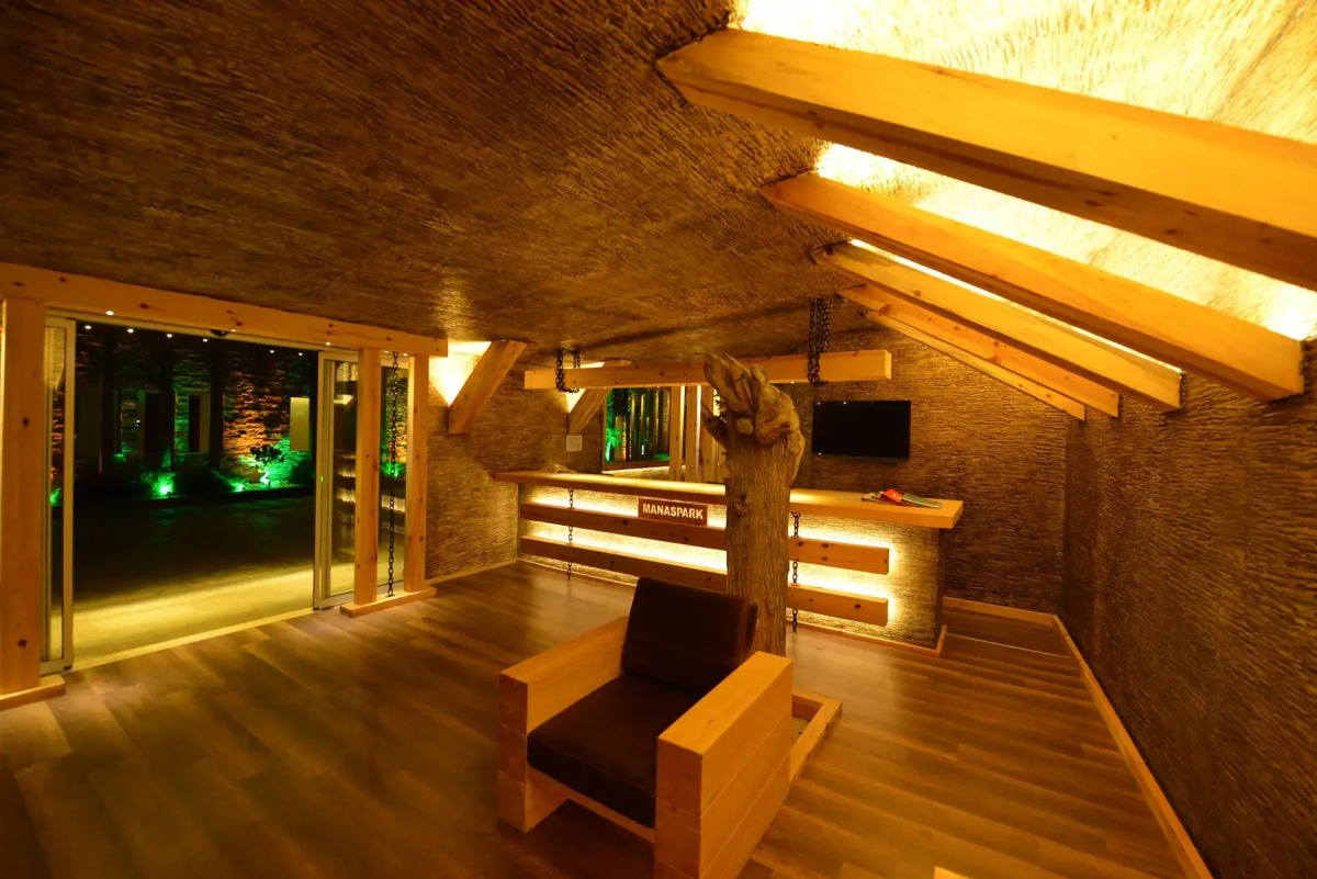 Manaspark Deluxe Hotel