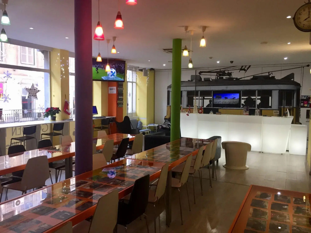 Golden Tram 242 Lisbonne Hostel