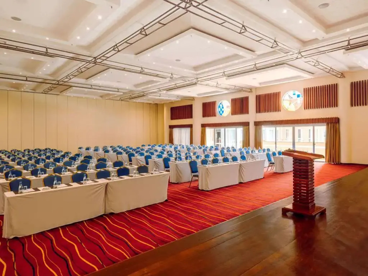 Отель Mövenpick Hotel & Residences Nairobi