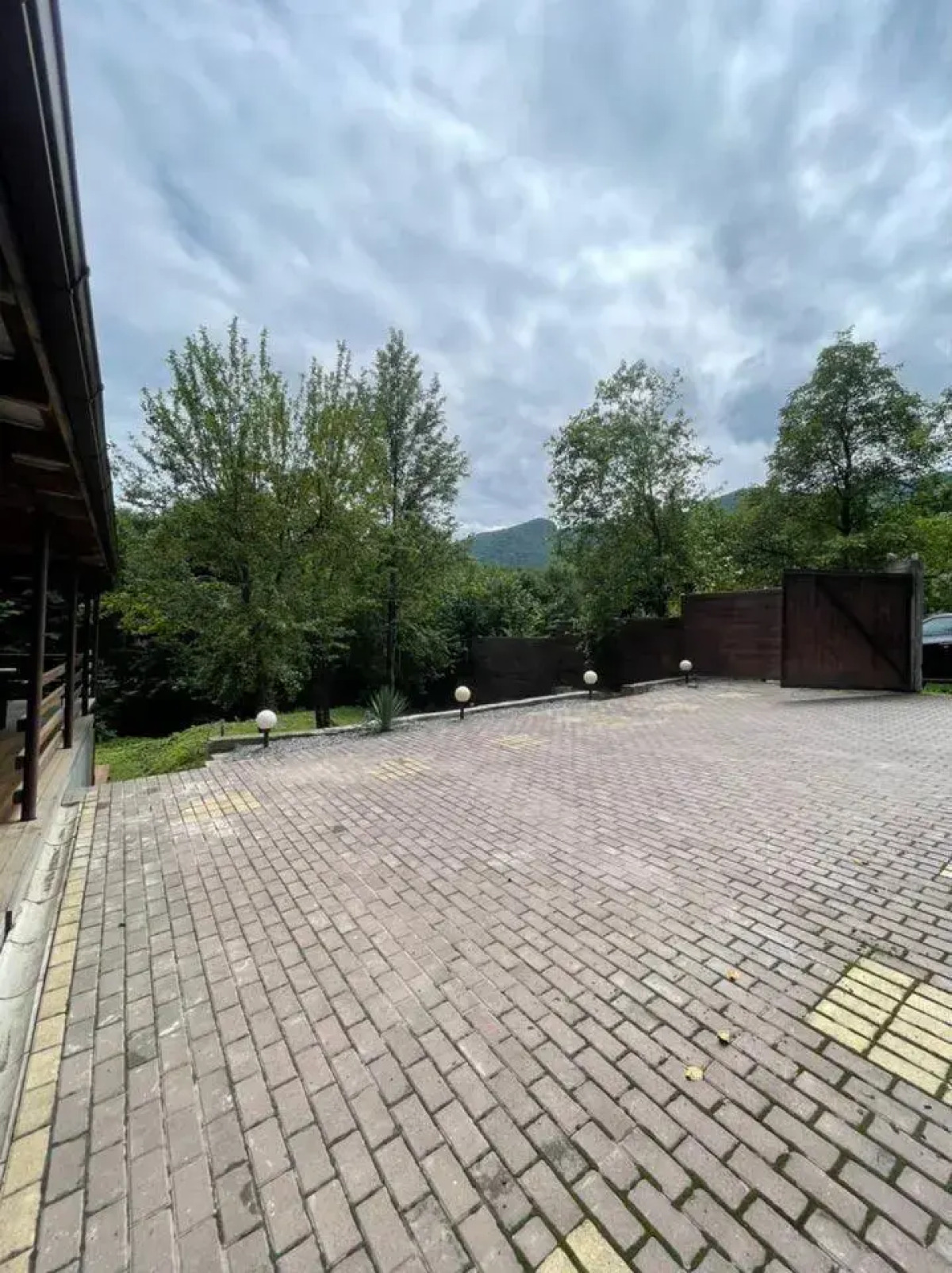 Загородный дом у подножия горы