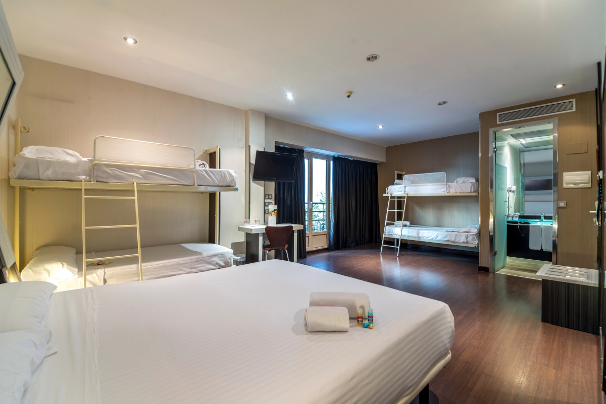 Отель Petit Palace Triball