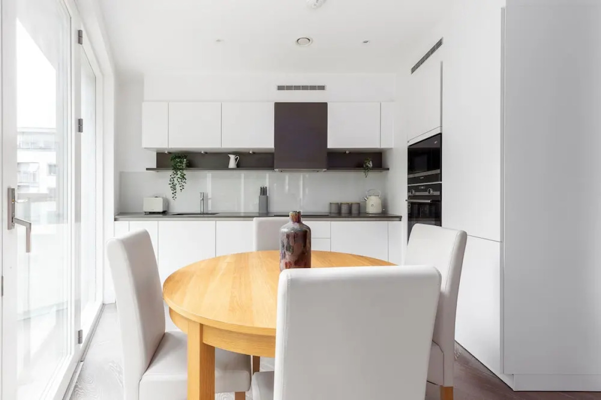 Luminous 2 Bed Balcony Flat in Islington