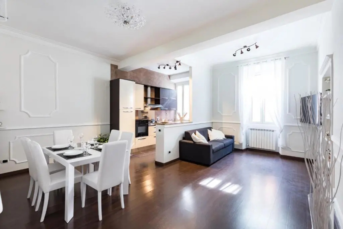 A World Aparts - Frattina Royal