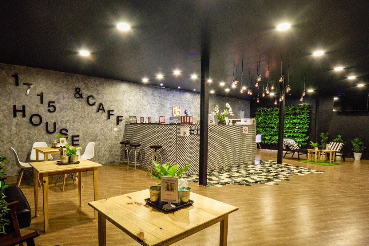 1715 House - White Rhino