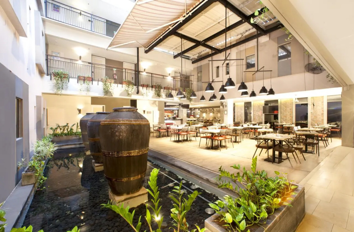 Отель Sevn Legian