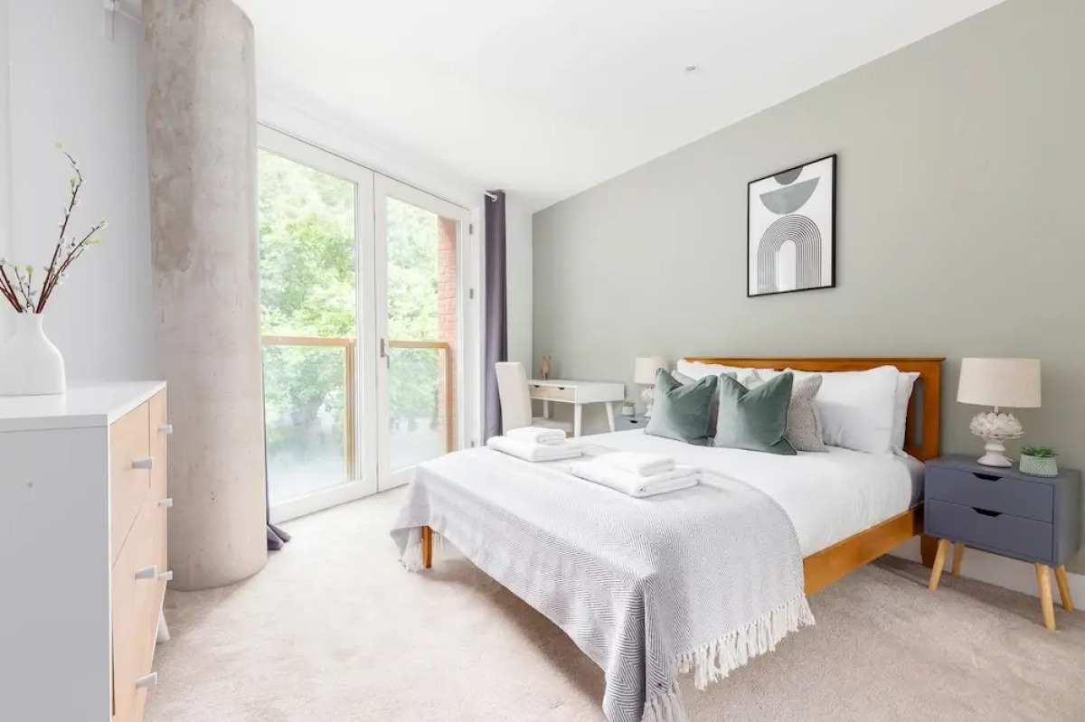 Luminous 2 Bed Balcony Flat in Islington