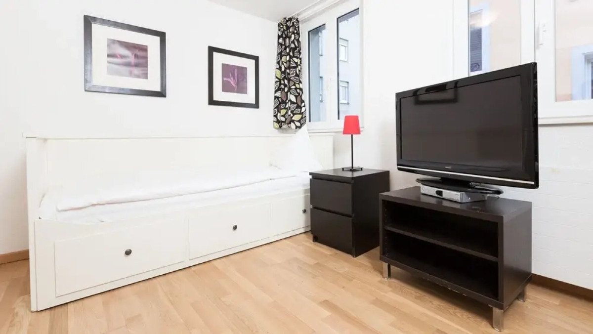 Swiss Star Guesthouse District 4