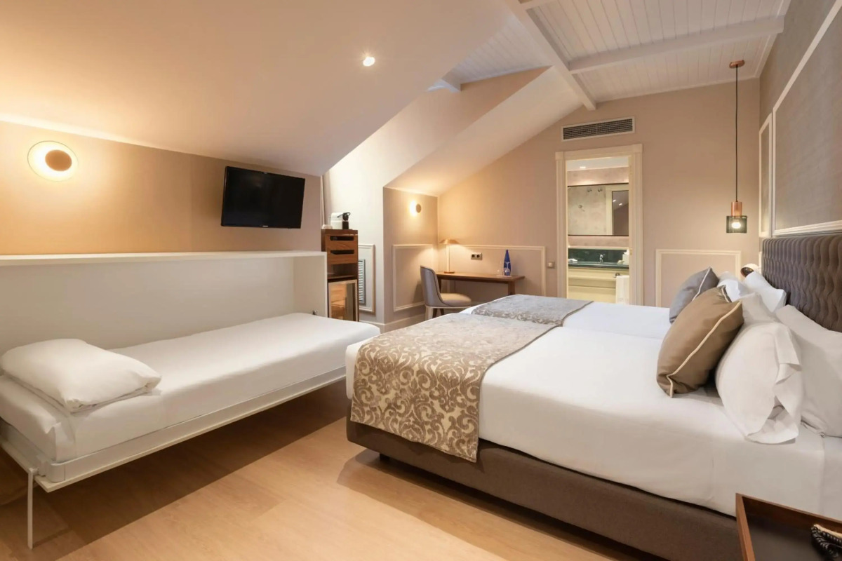 Catalonia Las Cortes Hotel