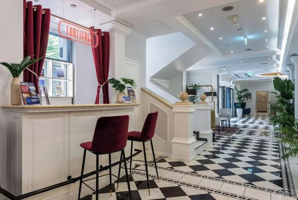 Queen's Court Hotel & Residence