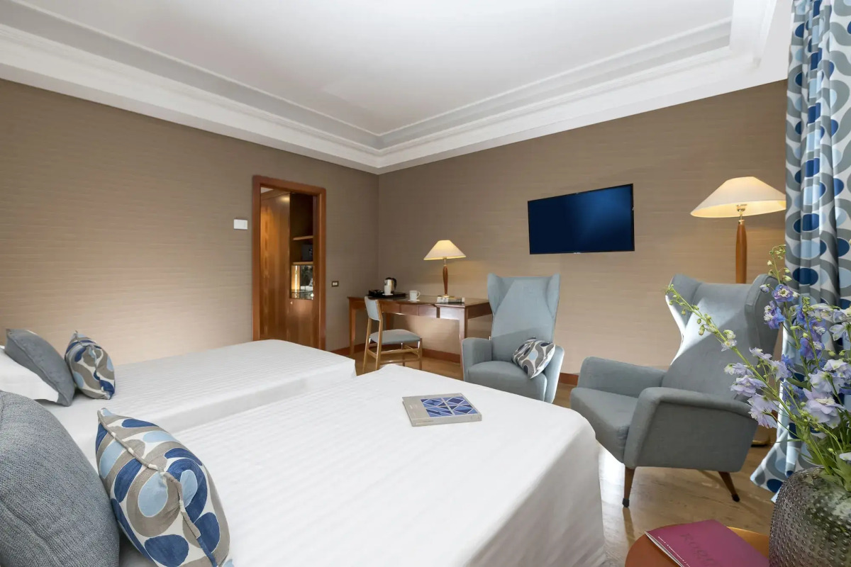 Отель Royal Continental Hotel Naples