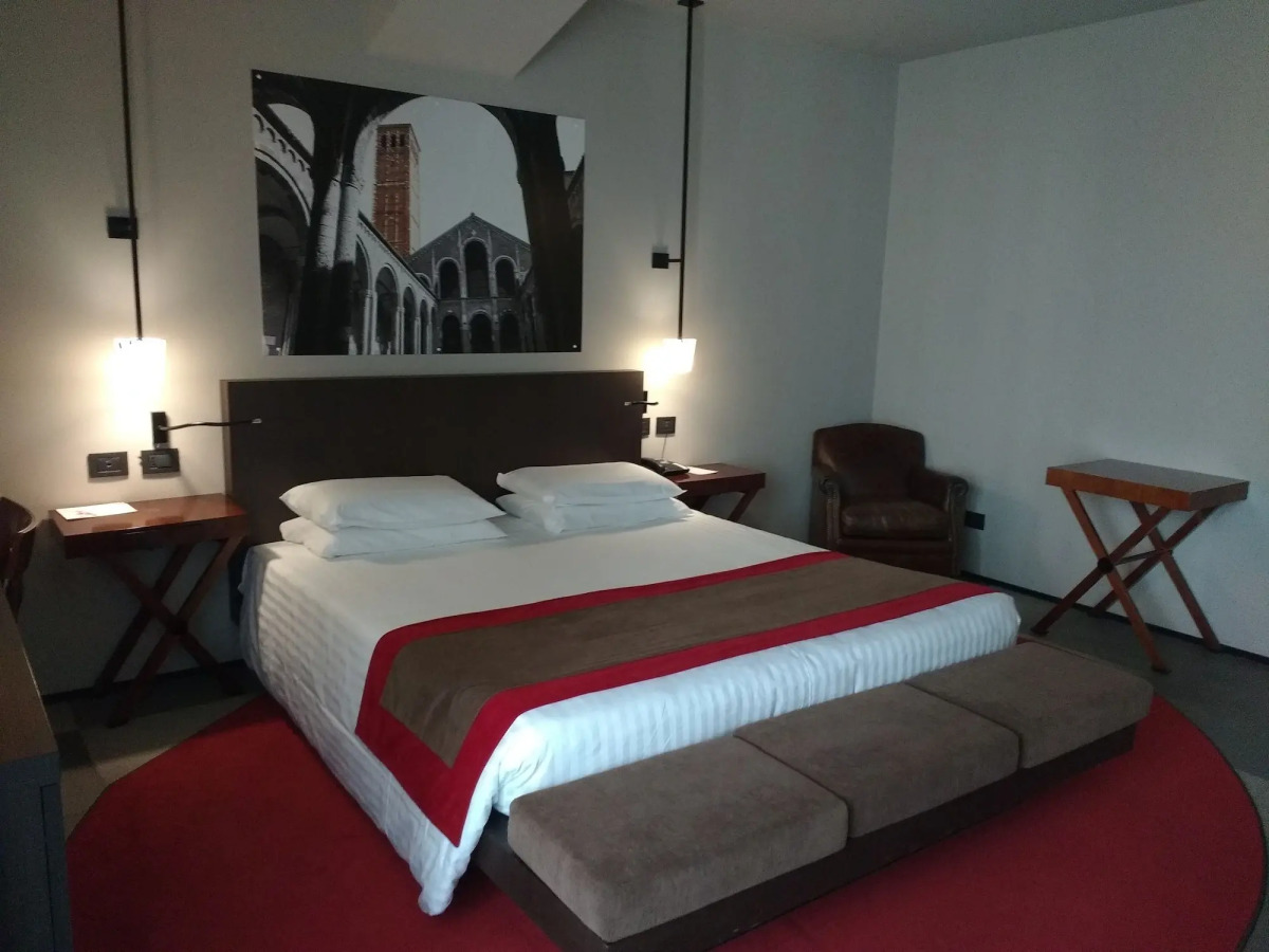 Отель IH Milano Ambasciatori