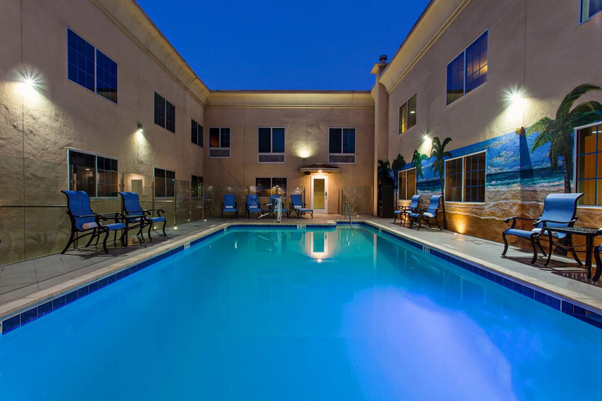 Holiday Inn Express & Suites Hollywood Walk Of Fame