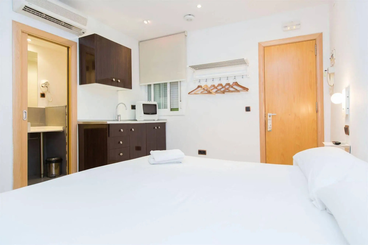 AinB Las Ramblas Colón Apartments