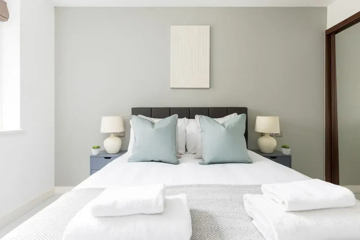 Luminous 2 Bed Balcony Flat in Islington