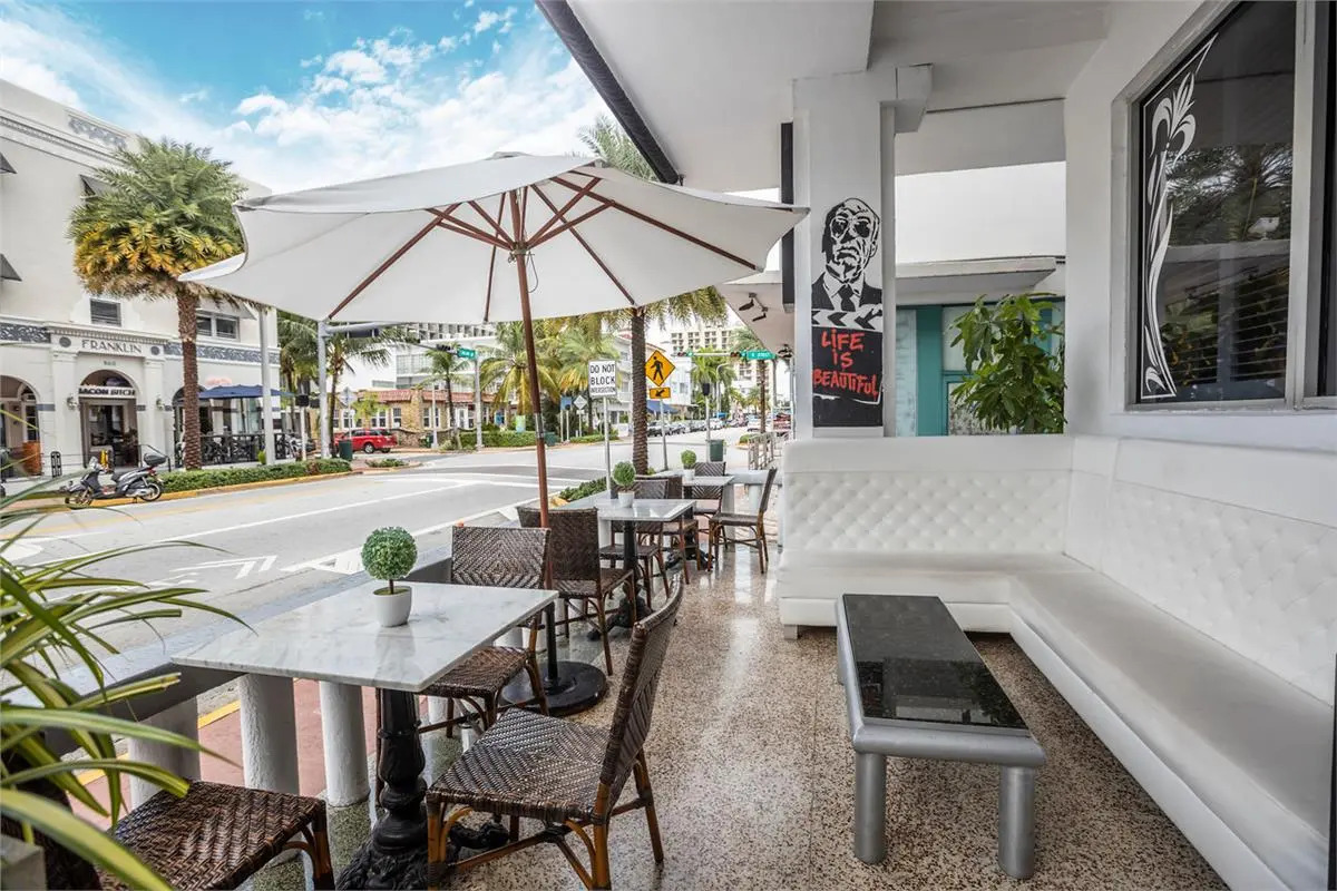 Chesterfield Hotel & Suites