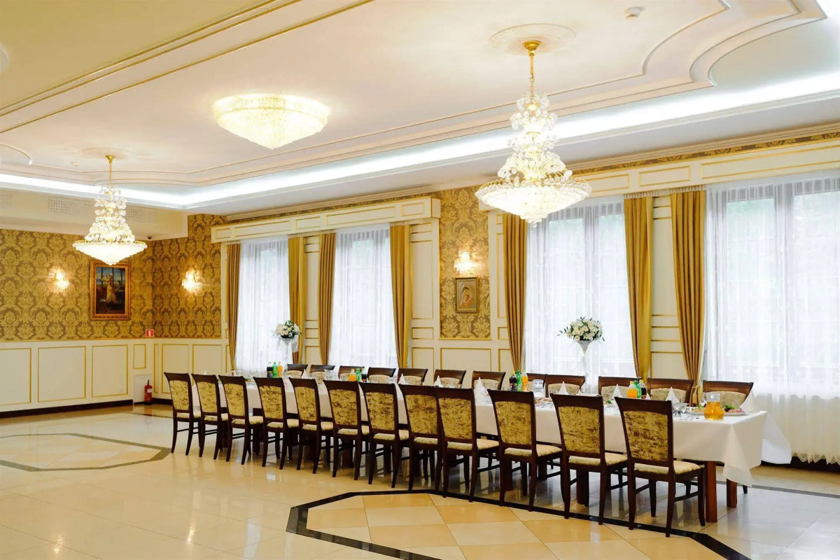 Hotel Dworek Tryumf Dąbrowscy Spółka Jawna