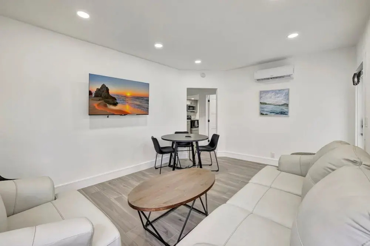 Sophisticated 2BR1BA Short Walk to Beach