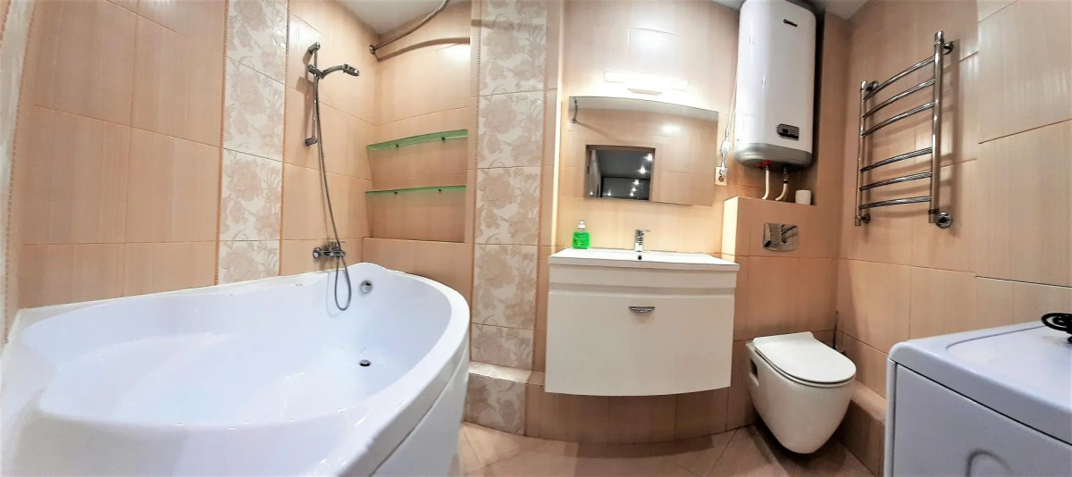 Мегаполис на улице Средне-Московская