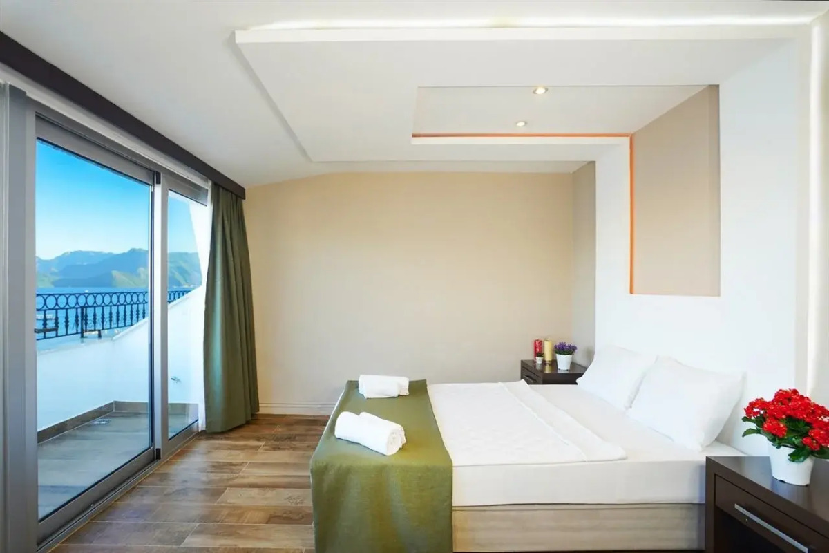 Aurasia SeaSide Hotel