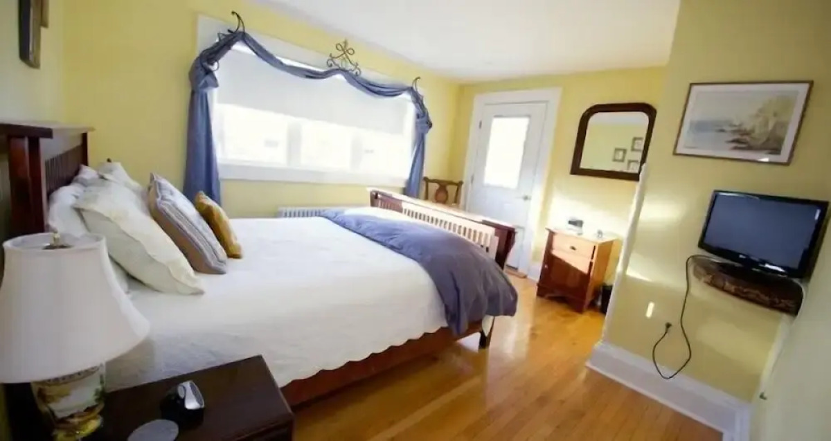 24 East Main Street B&B