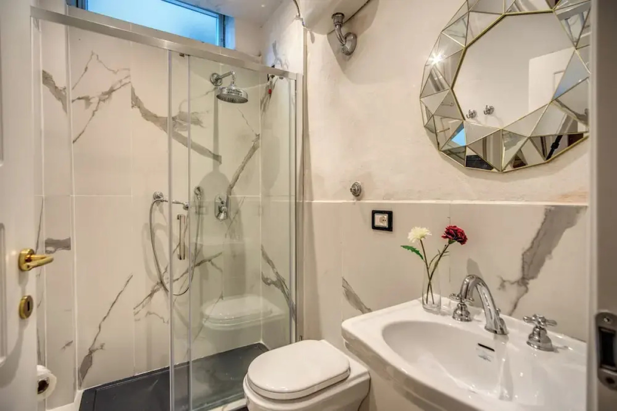 White Mirror  Apartment