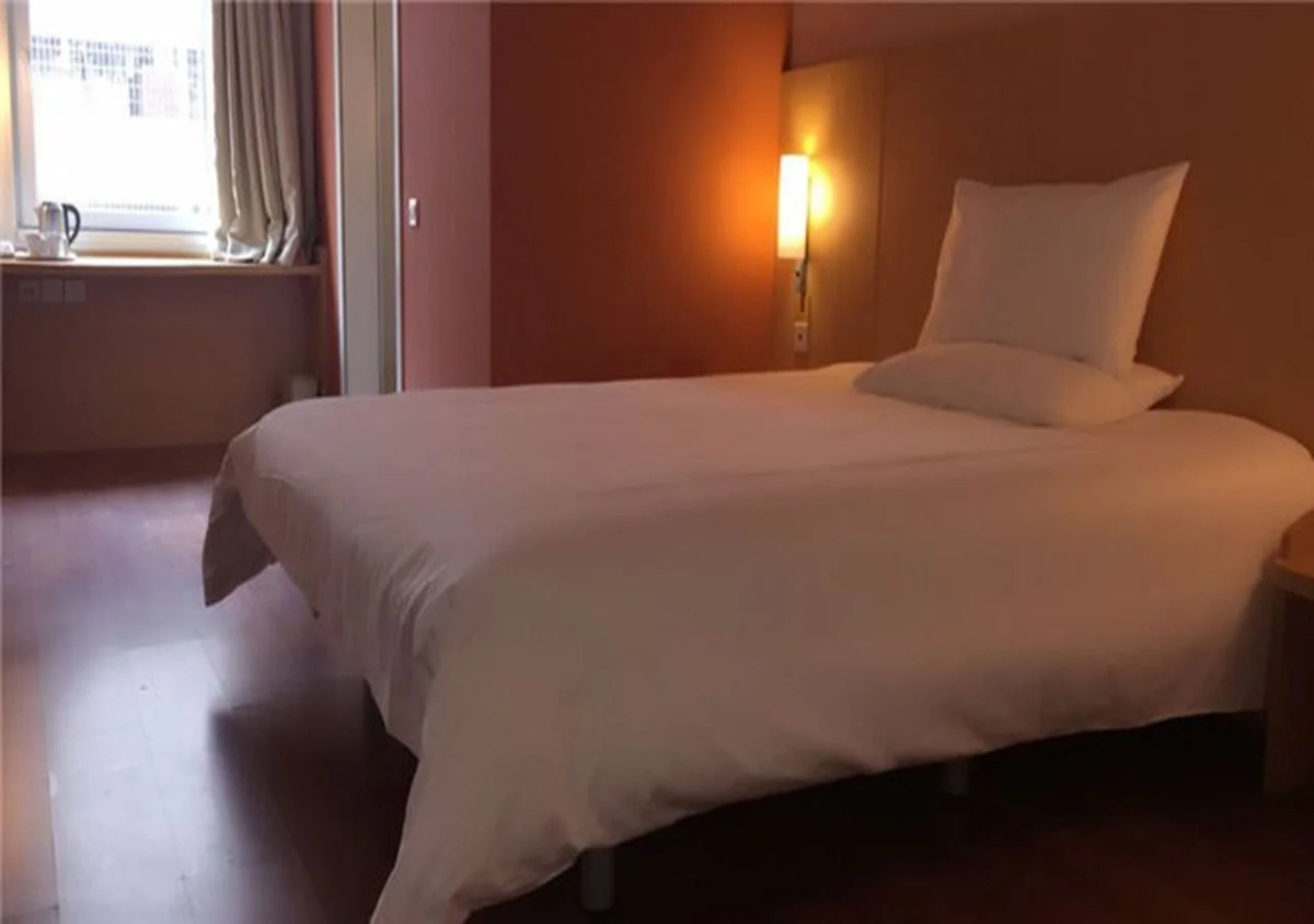 Hanting Guangzhou Baiyun Station Huangshi West Rd