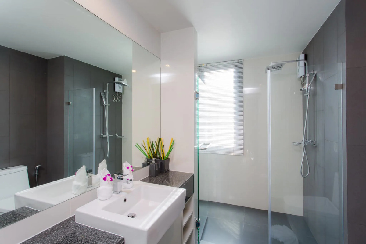 6th Avenue Surin Beach