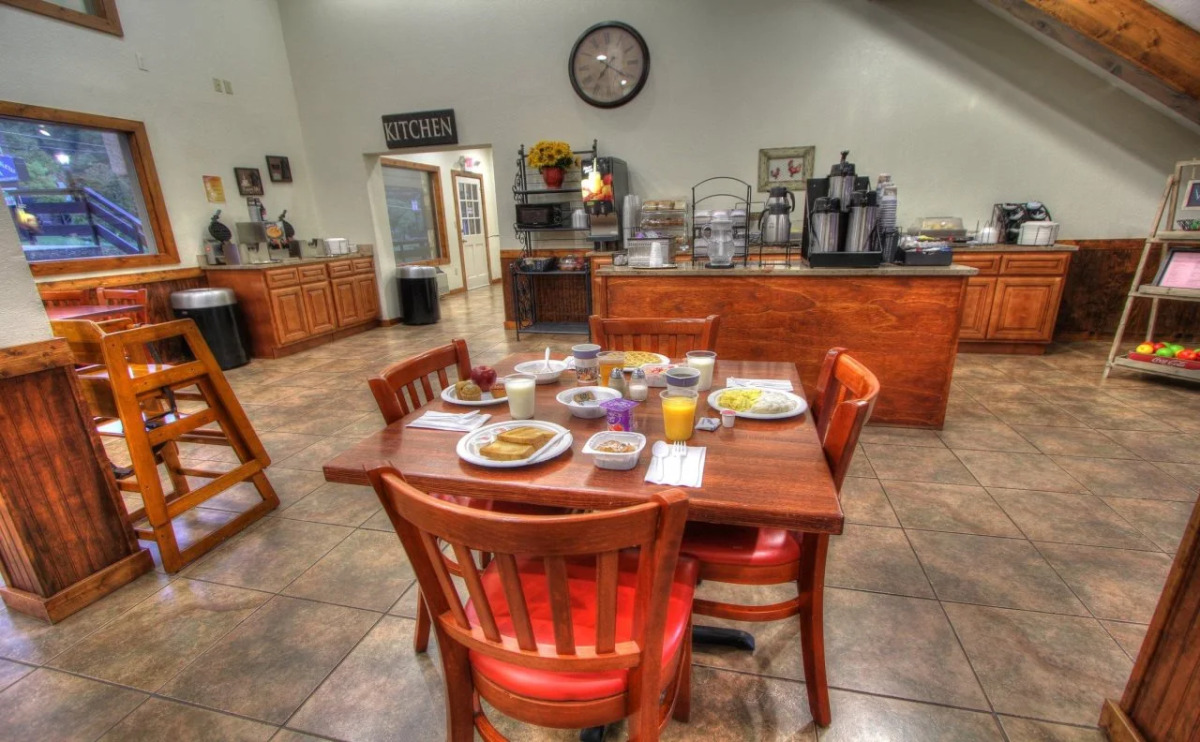 Crossroads Inn & Suites