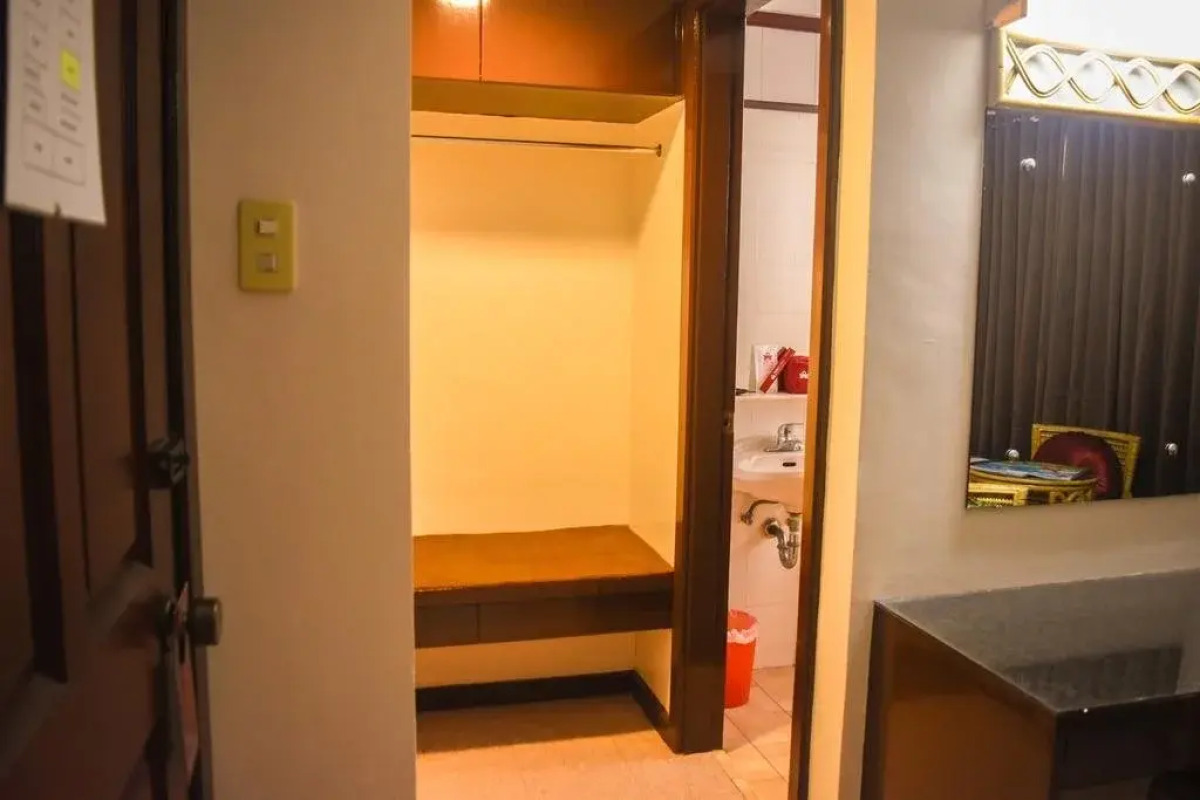 OYO 414 Humberto's Hotel