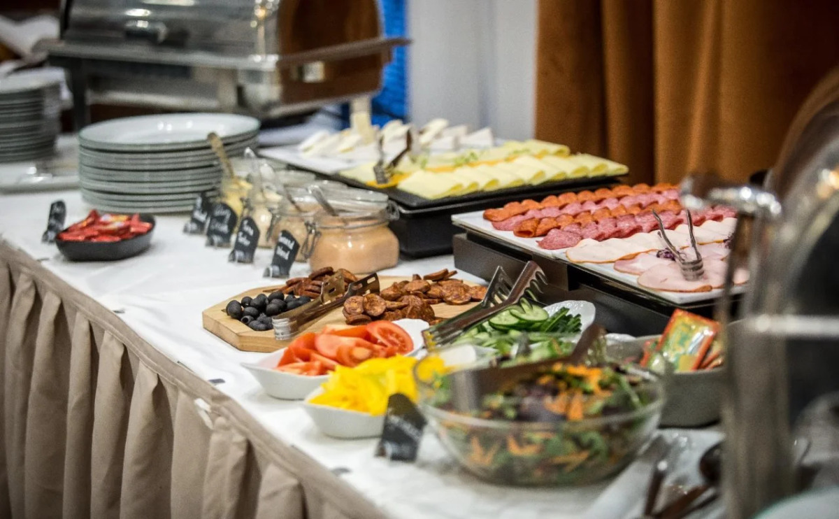 Queen's Court Hotel & Residence