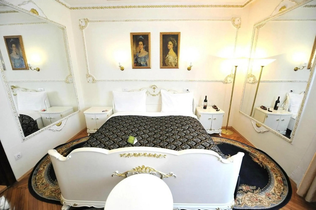 Queen's Astoria Design Hotel