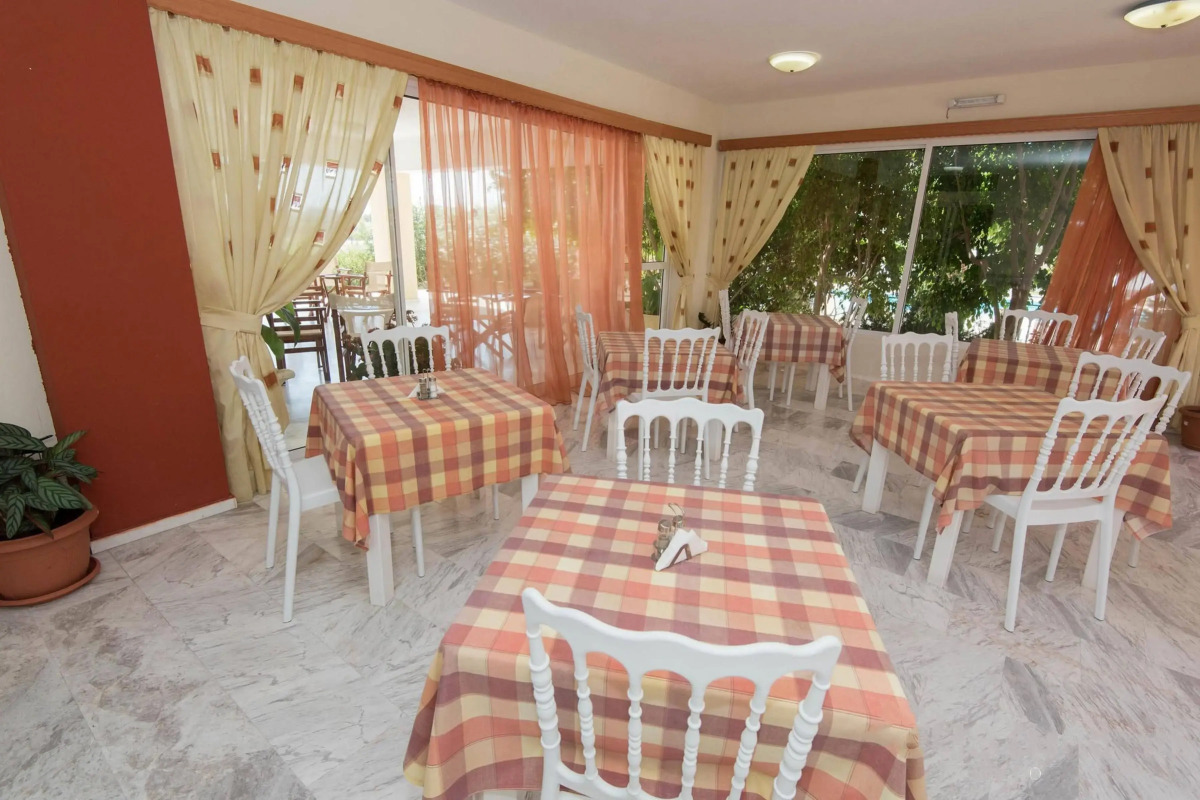 Leonidas Hotel and Studios