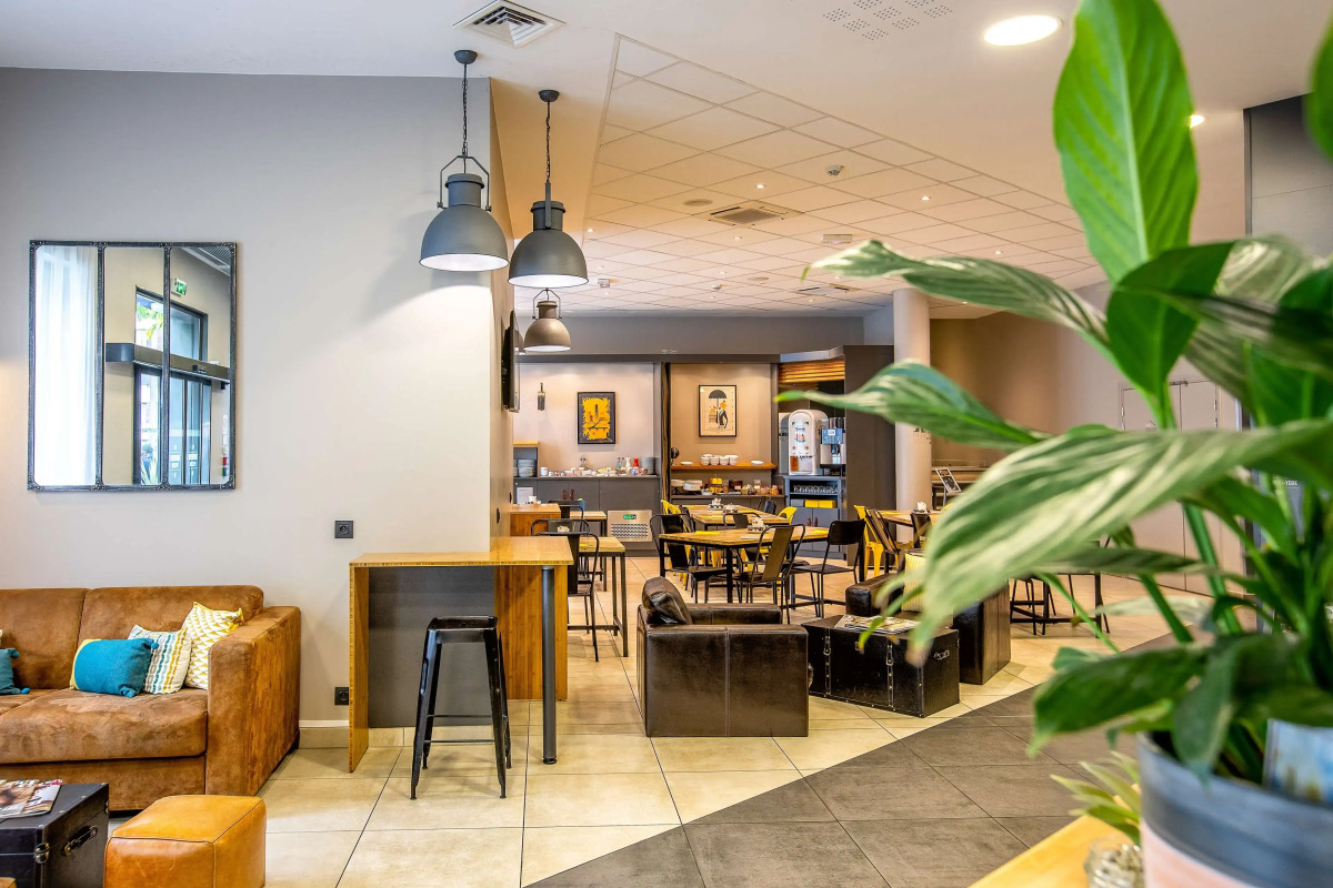 Best Western Plus Suitcase Paris La Defense