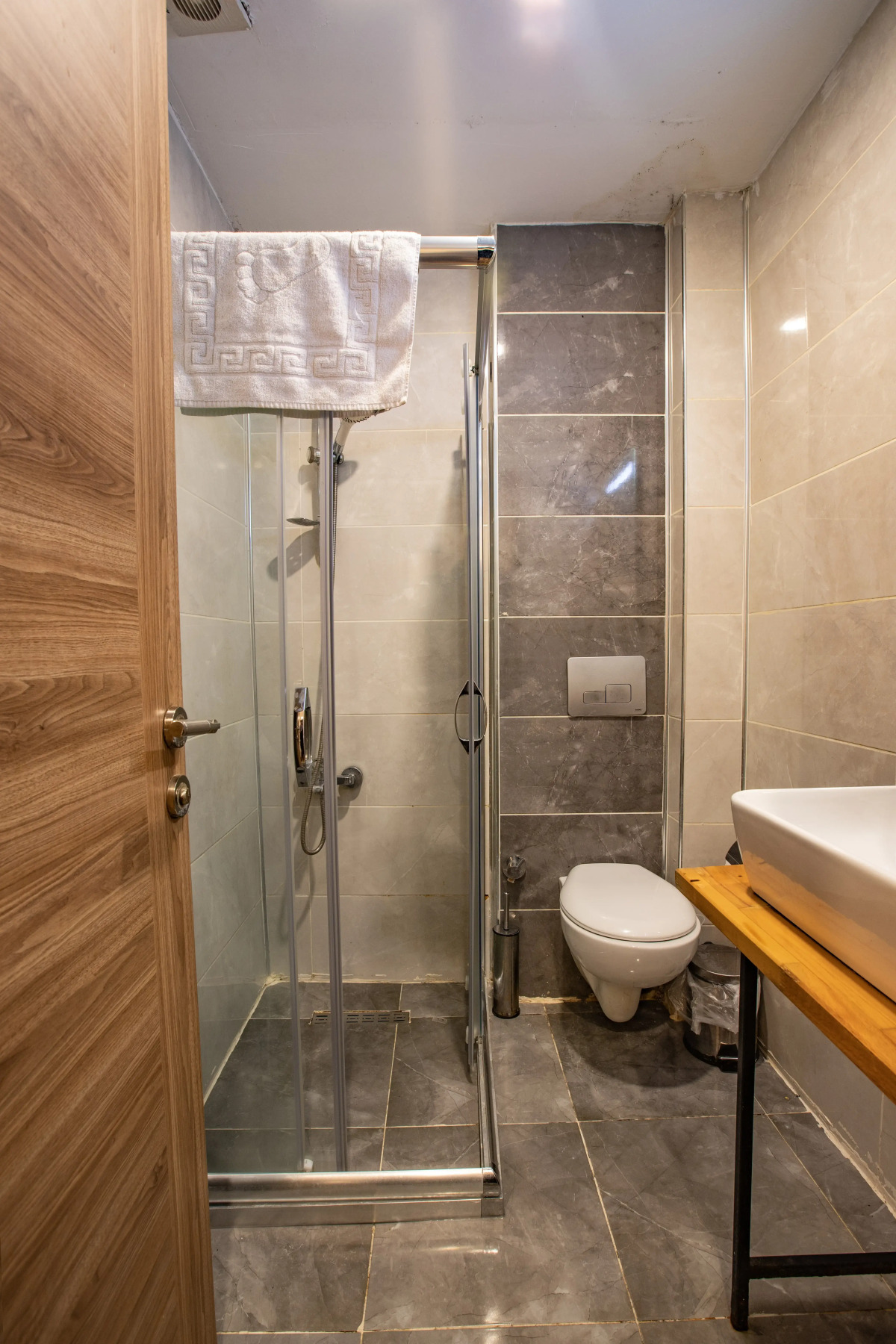 La Pazza Suites Hotel